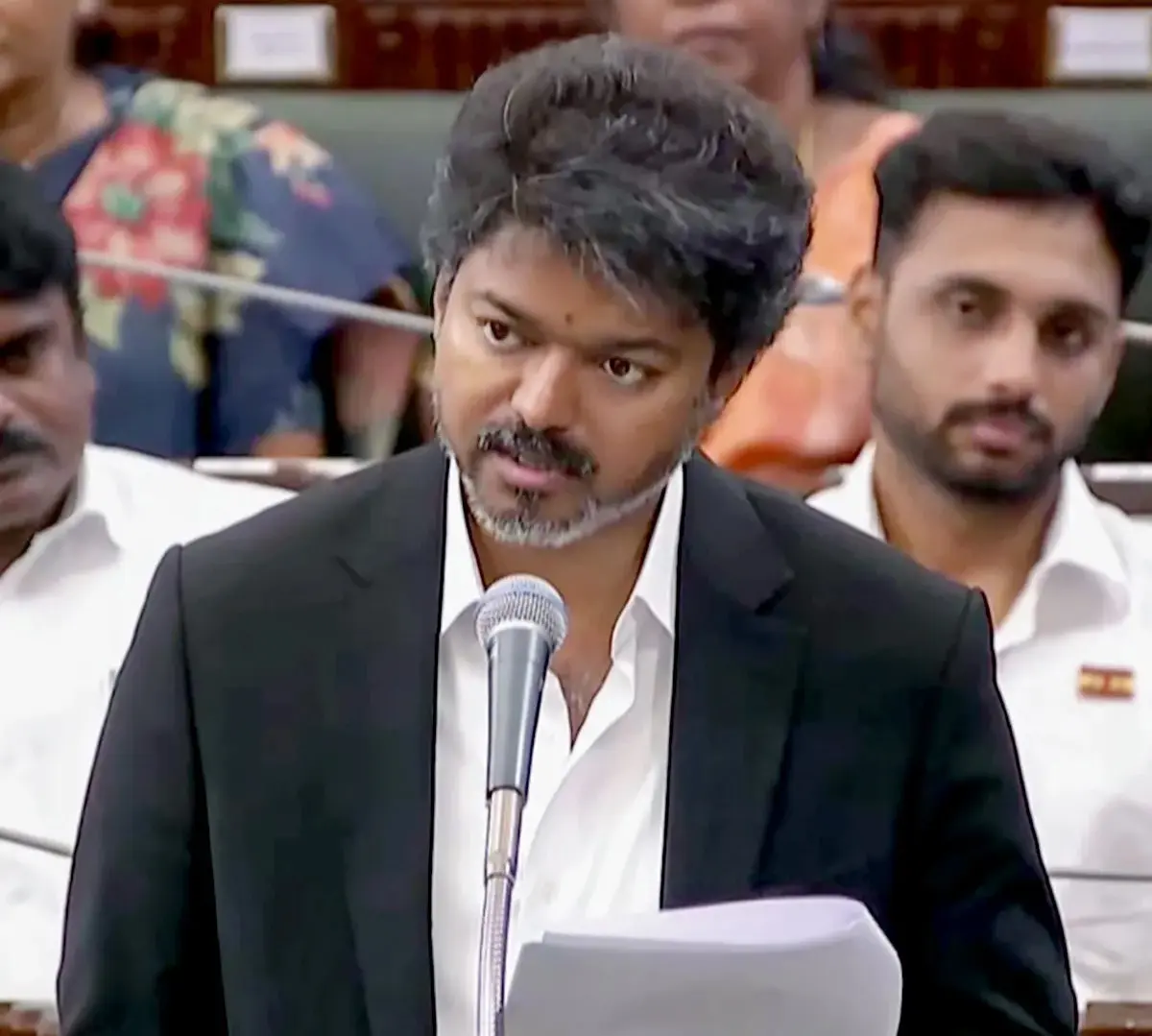 "തമിഴ്‌നാട്ടിൽ ദ്വിഭാഷാ നയം തുടരും " : മുഖ്യമന്ത്രിവിജയ്