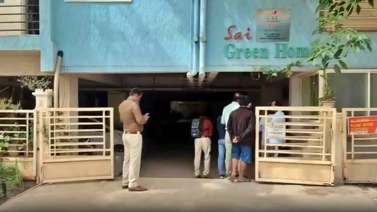 മാതാപിതാക്കളെയും സഹോദരിയെയും കൊലപ്പെടുത്തിയ യുവതിയും  കാമുകനും ഒളിവിൽ 