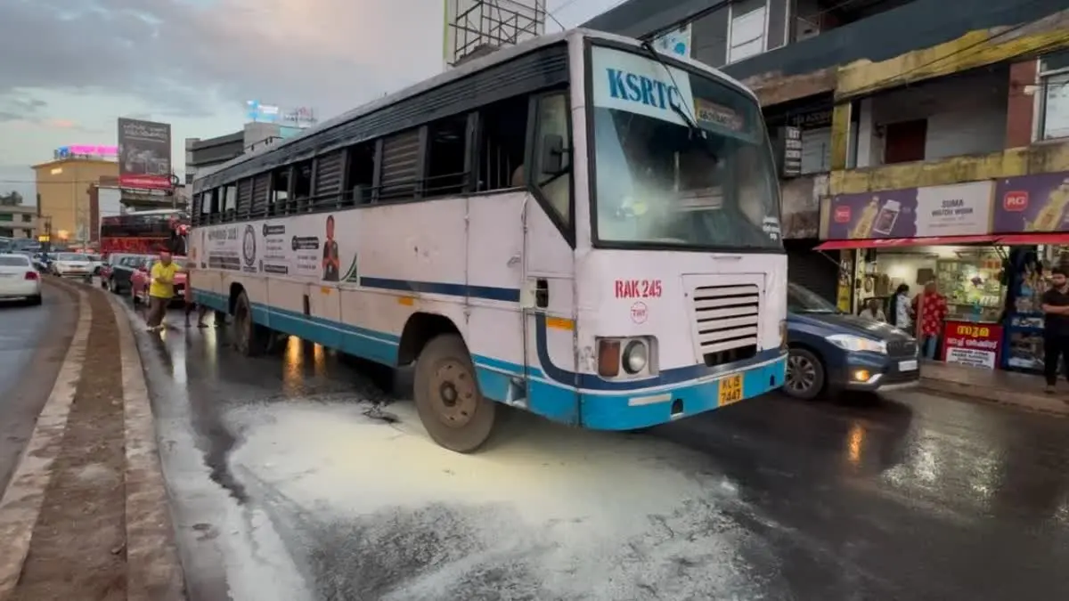 ഓടിക്കൊണ്ടിരുന്ന കെഎസ്ആർടിസി ബസില്‍ തീപിടിച്ചു: ആളപായമില്ല 