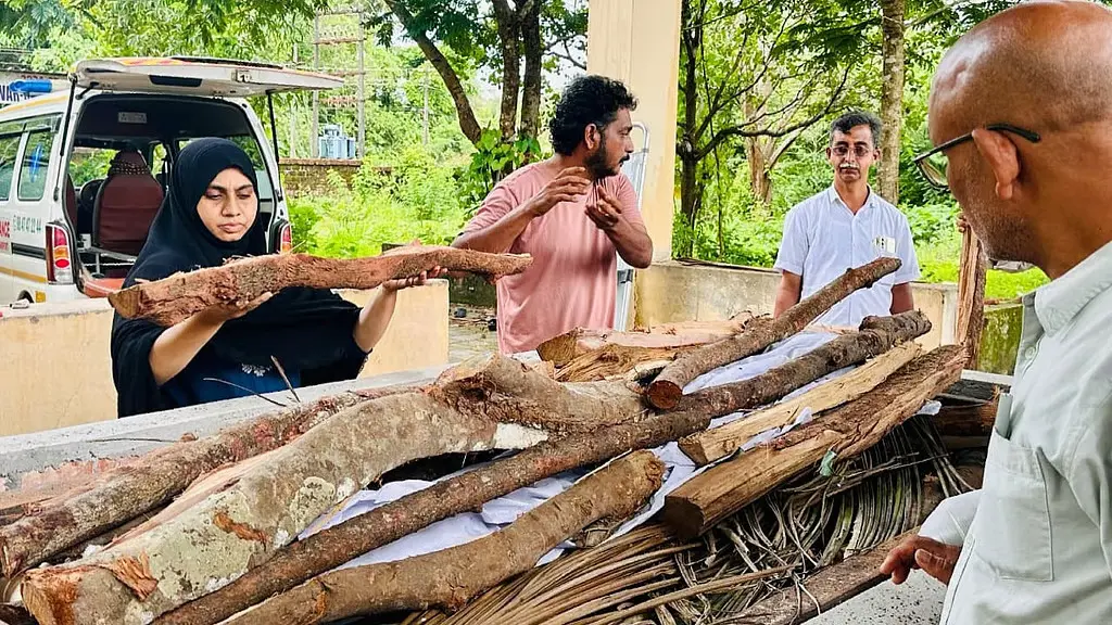 ഏറ്റെടുക്കാൻ ആരുംവന്നില്ല , മുന്‍ ആര്‍എസ്എസ് പ്രവര്‍ത്തകന് ചിതയൊരുക്കി ലീഗ് വനിത നേതാവ്