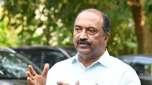 "മണിക്കൂറുകൾക്കുള്ളിൽ സിൽവർലൈൻ പദ്ധതി വേണ്ടെന്ന് വെച്ചവർക്ക് മദ്യത്തിൻ്റെ കാര്യത്തിലും, 'പി.എം. ശ്രീ'യുടെ കാര്യത്തിലും ആ വീര്യമില്ല "