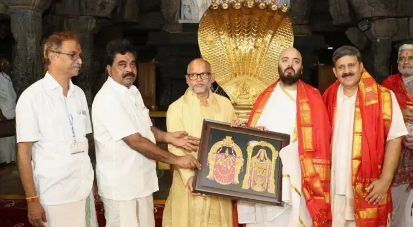 തിരുപ്പതിയിൽ തലമുണ്ഡനം ചെയ്ത് അനന്ത് അംബാനി; 27.5 കോടിയുടെ ഇലക്ട്രിക് ബസുകൾ സംഭാവനയായി നൽകുമെന്ന് പ്രഖ്യാപനം