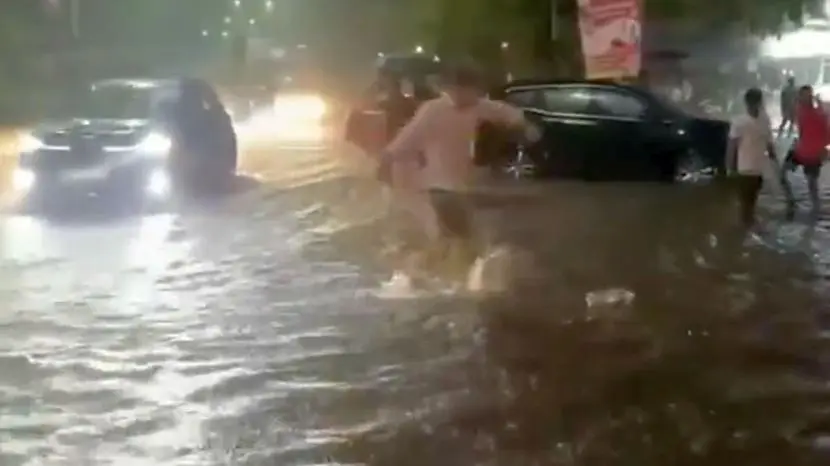 മുംബൈയിൽ ശക്തമായ മഴ: പ്രാന്തപ്രദേശങ്ങളിൽ വെള്ളക്കെട്ടും ഗതാഗത തടസ്സവും