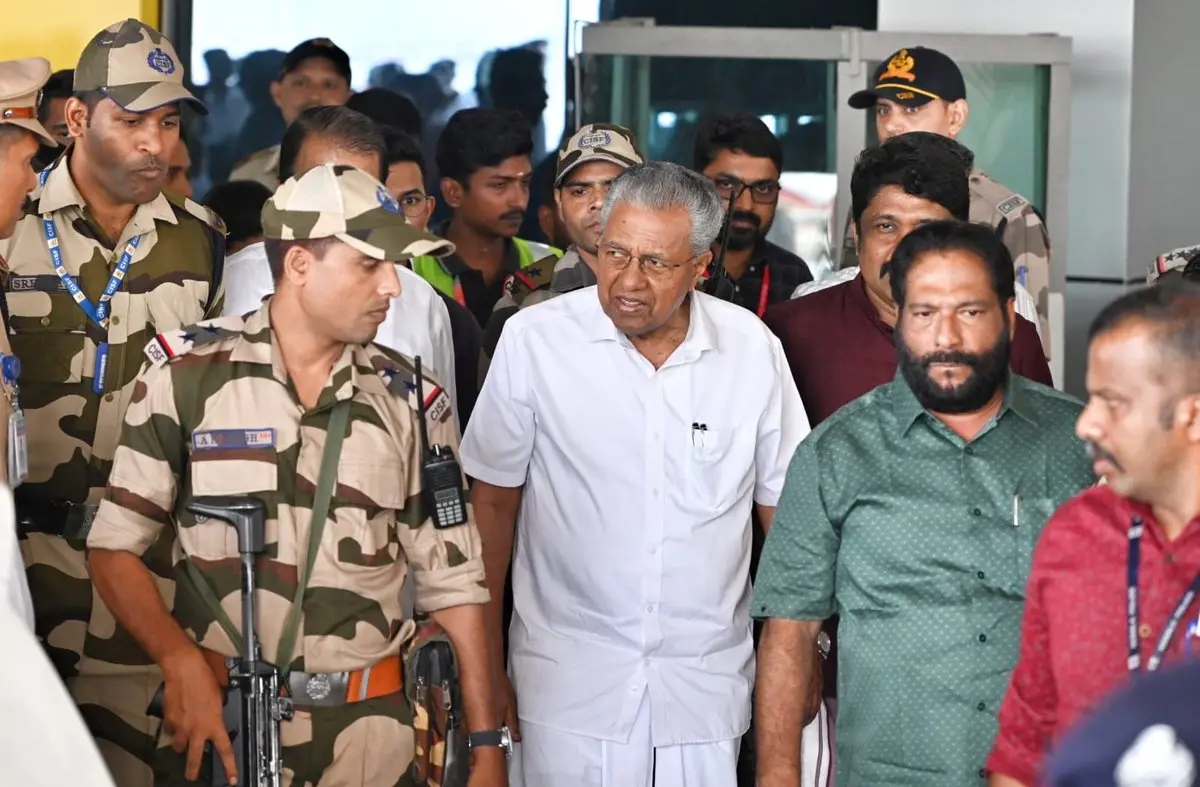പിണറായി വിജയൻ്റെ വിമാന യാത്ര മുടങ്ങിയതിൽ  പ്രോട്ടോക്കോൾ ഓഫീസർക്ക് സസ്പെൻഷൻ