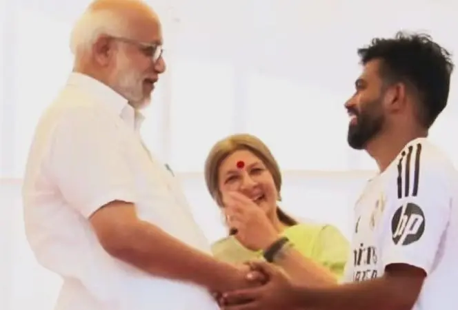 "വിദ്യാർത്ഥികളുടെ ജീവിതം വെച്ച് കേന്ദ്ര സർക്കാർ കളിക്കുകയാണ് ": സിജെപി സമരവേദി സന്ദർശിച്ച് എംഎ ബേബിയും ബൃന്ദ കാരാട്ടും