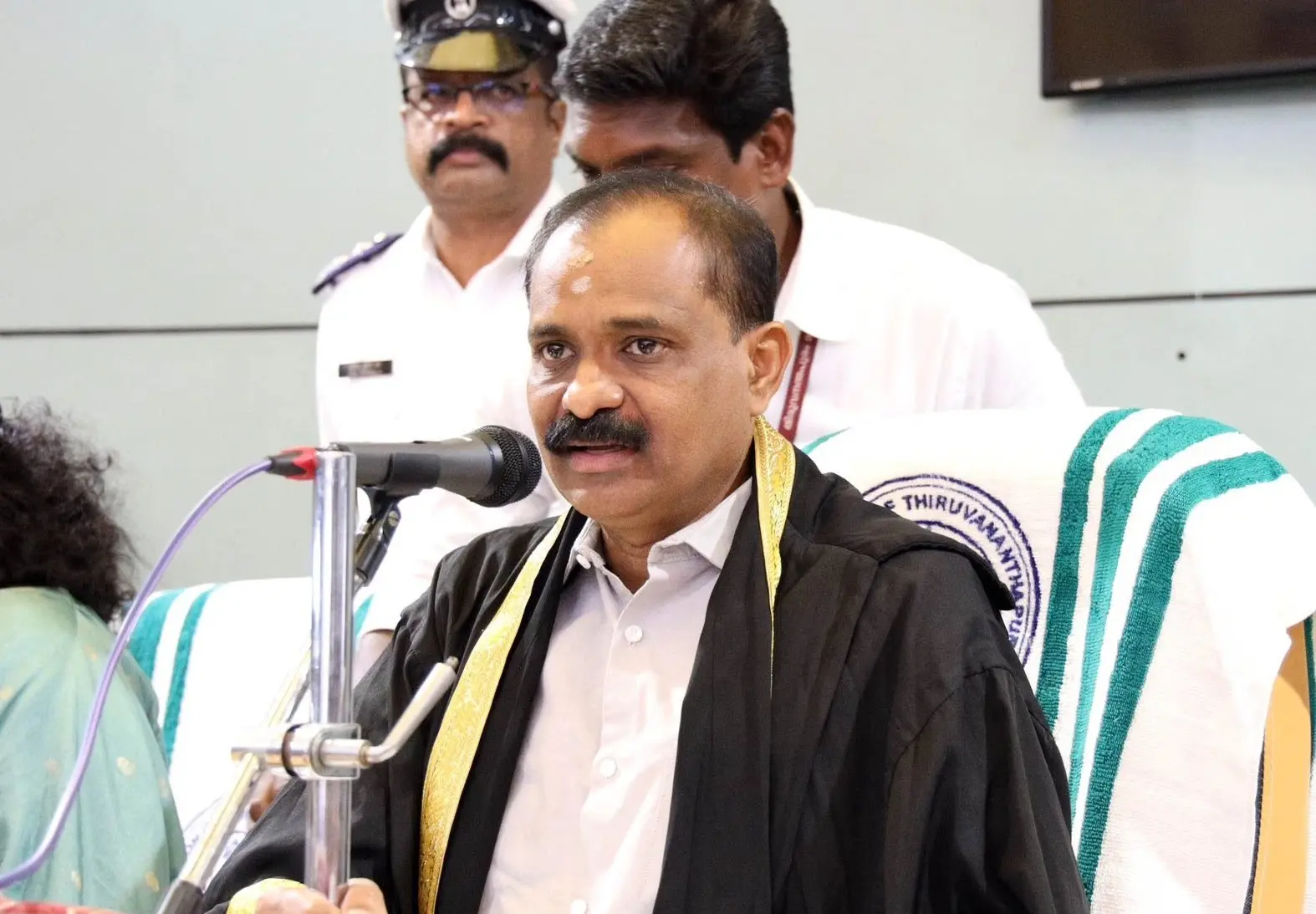 പിഎംഎ എംബ്ലം പതിപ്പിക്കൽ:   മന്ത്രി കെ.എം. ഷാജിയെ അഭിനന്ദിച്ച് മേയർ 
