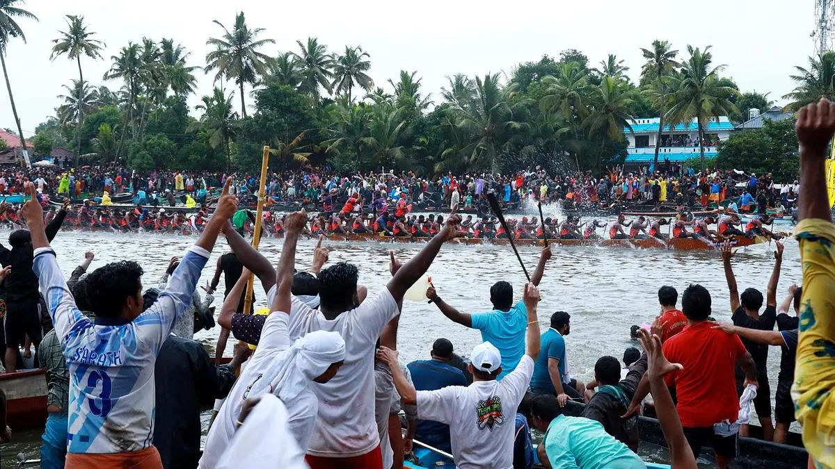 ചമ്പക്കുളം മൂലം ജലോത്സവത്തിൽ അരോമ ചുണ്ടന്  കിരീടം
