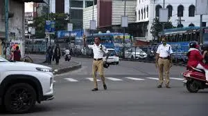 കേരളത്തിൽ ട്രാഫിക് നിയമങ്ങൾ ശക്തമാക്കുന്നു: ഹെൽമെറ്റ് ഇല്ലെങ്കിൽ മൂന്ന് മാസം ലൈസൻസ് കട്ടാകും