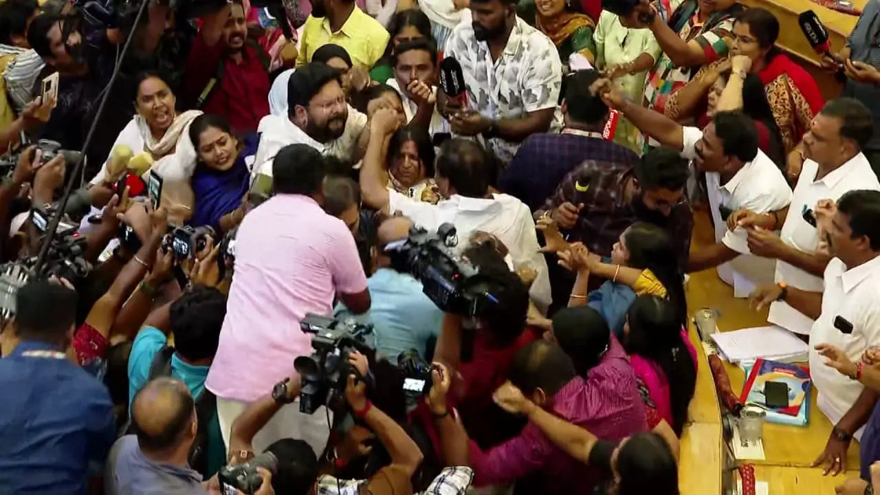 കോർപ്പറേഷനിലെ കയ്യാങ്കളി: ബിജെപി കൗൺസിലർമാർക്കെതിരെ കേസ്