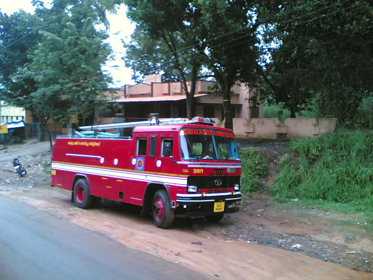 അമ്മയും കുഞ്ഞും കിണറ്റില്‍ വീണു, രക്ഷിക്കാന്‍ ചാടി അയല്‍വാസി: മൂന്നുപേരെയും രക്ഷപ്പെടുത്തി അഗ്നിശമന സേന