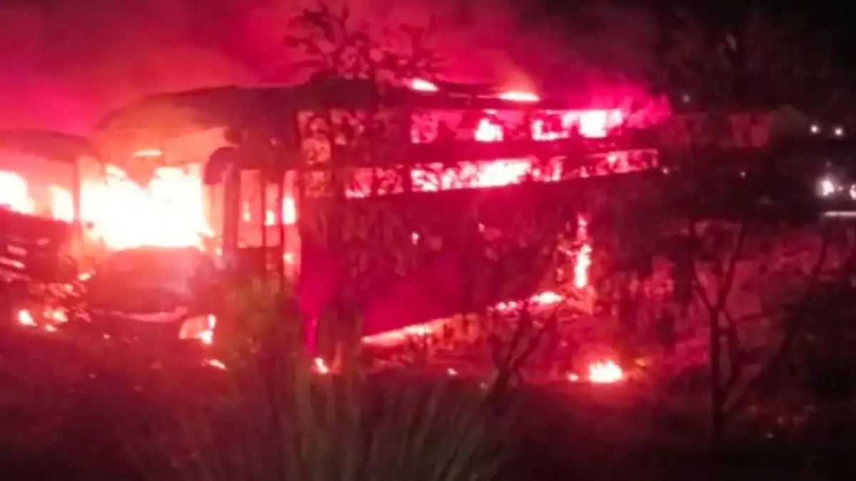 ബസ് ട്രക്കിലിടിച്ച് തീപിടിച്ച് എട്ട് മരണം : 29പേർക്ക് ഗുരുതര പരിക്ക്