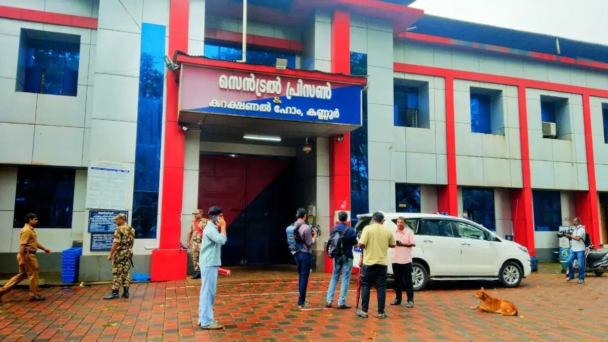 കണ്ണൂർ സെൻട്രൽ ജയിലിൽ തടവുകാർ തമ്മിൽ കൂട്ടയടി , ജയിൽ ജീവനക്കാർക്കും കിട്ടി : 11പേർക്ക് പരിക്ക്