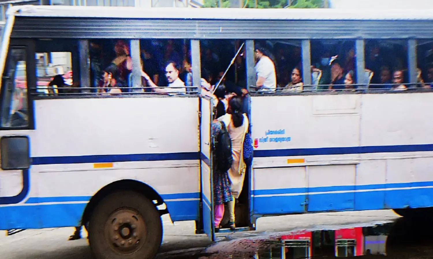 സ്വകാര്യ ബസുകളുടെ വഴിമുട്ടിച്ച് പ്രിയദർശിനി, കണ്ണൂരില് 50 സര്വീസ് നിര്ത്തി