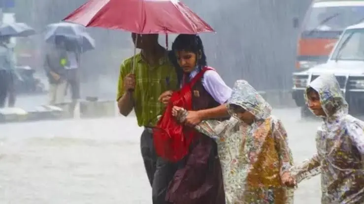 കനത്ത മഴയ്ക്ക് സാധ്യത : താനെ ജില്ലയിലെ എല്ലാ സ്‌കൂളുകൾക്കും കോളേജുകൾക്കും നാളെ അവധി 