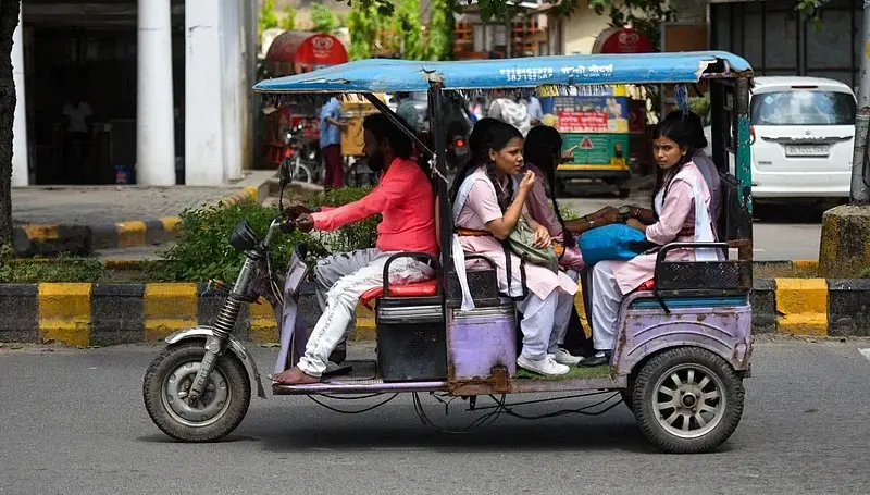 ഓട്ടത്തിനിടയിൽ ഇ-റിക്ഷകള് നിശ്ചലമാകുന്നു ; ചൈനീസ് ആപ്പുകള് വിലക്കി കേന്ദ്രം