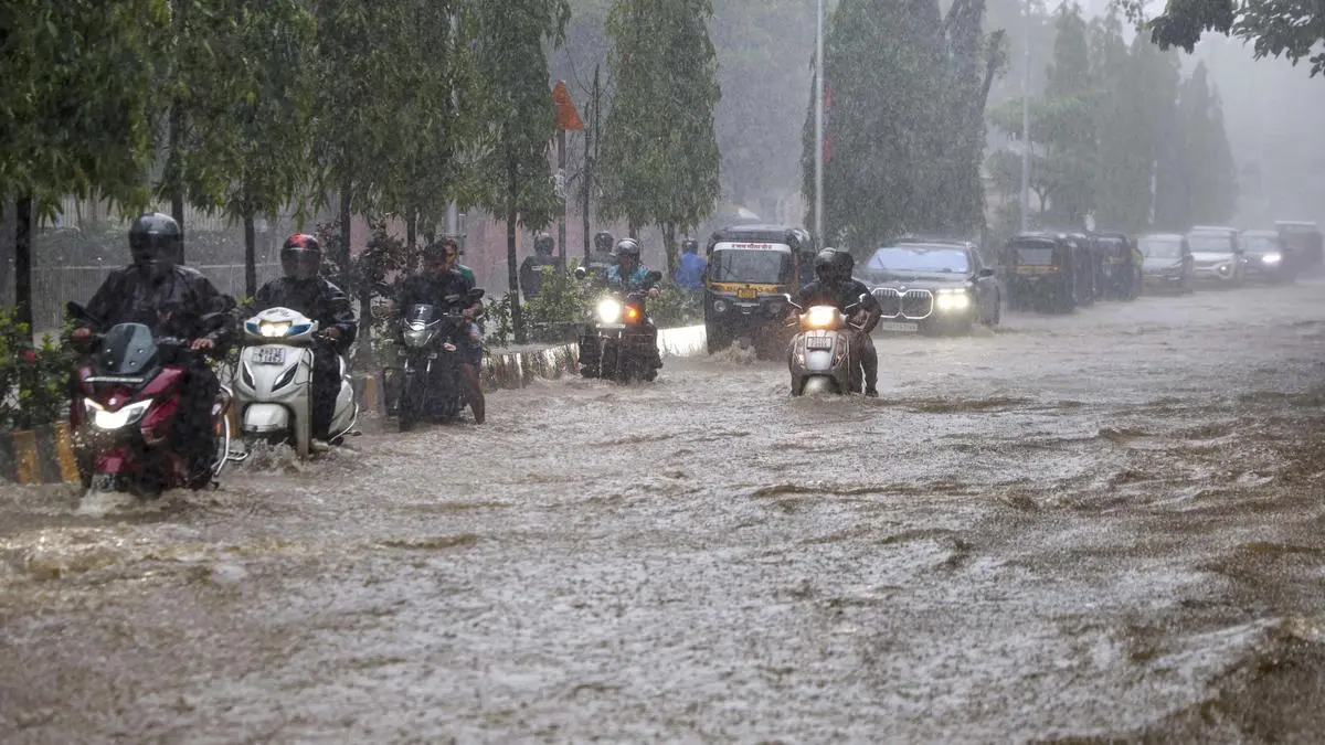 മുംബൈയിൽ കനത്ത മഴ; റെഡ് അലർട്ട് തുടരുന്നു