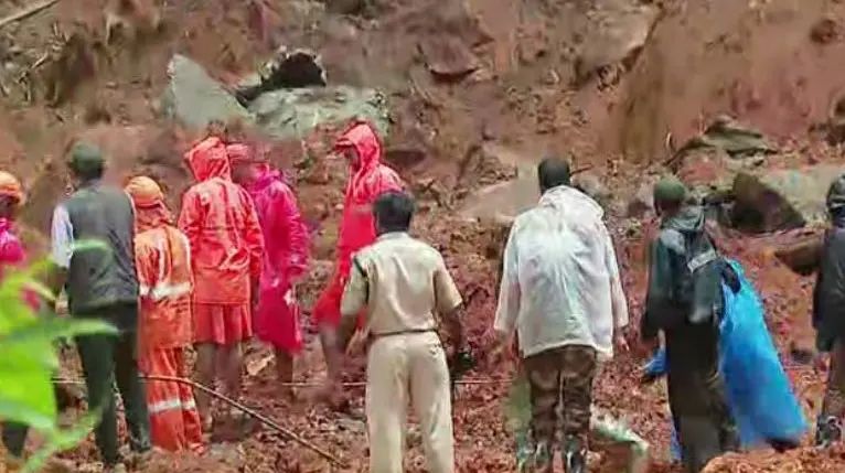 കള്ളാടി മണ്ണിടിച്ചിൽ : മൂന്നു മരണം, ആറുപേരെ ഇനിയും കണ്ടെത്താനായിട്ടില്ല
