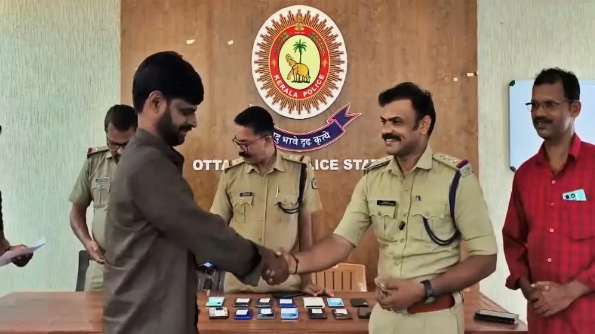 നഷ്ടപ്പെട്ട 50 ഓളം മൊബൈൽ ഫോണുകൾ ഉടമകൾക്ക് തിരികെ നൽകി മാതൃകയായി ഒറ്റപ്പാലം പൊലീസ്