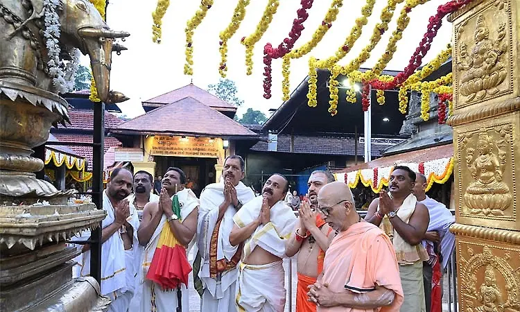കൊല്ലൂർ മൂകാംബിക ക്ഷേത്രത്തിൽ ദർശനം നടത്തി കേരള മുഖ്യമന്ത്രി