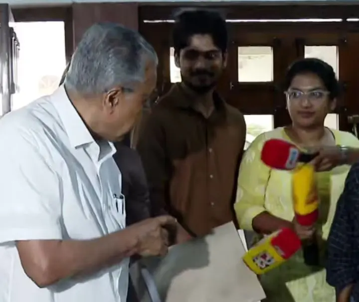 ‘നിങ്ങൾ ഇവിടെ ഈ വടിയും പിടിച്ചു നിൽക്കേണ്ടതില്ല’: മാധ്യമപ്രവർത്തകരോട് ക്ഷുഭിതനായി പിണറായി