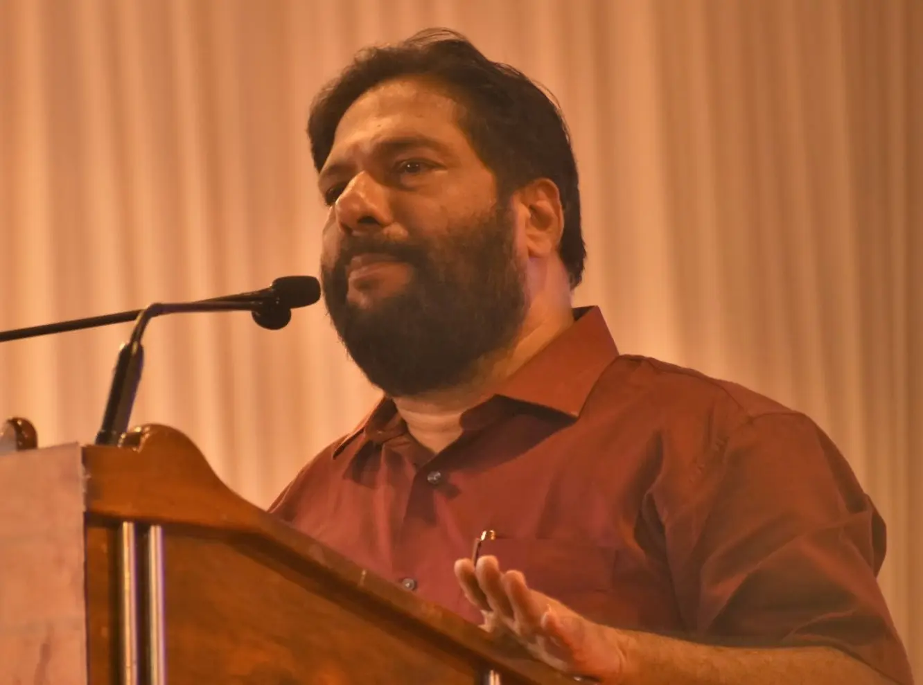 "കാപ്പ കേസ് പ്രതി സുഗതന് വിലങ്ങുവച്ചില്ല, രാഷ്ട്രീയ കേസുകളിൽ ഉൾപ്പെട്ട സിപിഎം  പ്രവർത്തകർക്ക് കൈവിലങ്ങ്"