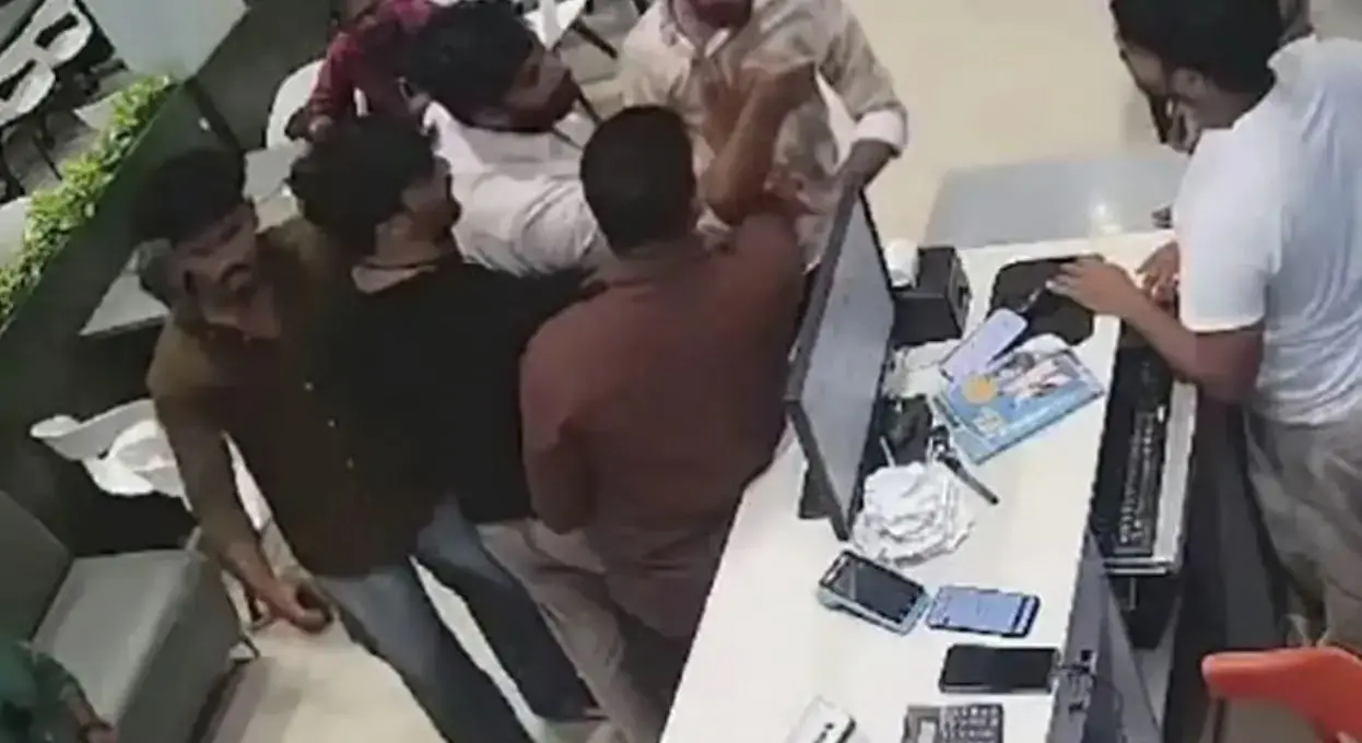 ചില്ലി ചിക്കനിൽ നാരങ്ങനീര് കുറഞ്ഞു പോയി !ഹോട്ടലുടമയ്ക്ക് ക്രിക്കറ്റ് ബാറ്റ് കൊണ്ട് ക്രൂരമർദ്ദനം, 3 പല്ലുകൾ നഷ്ടമായി