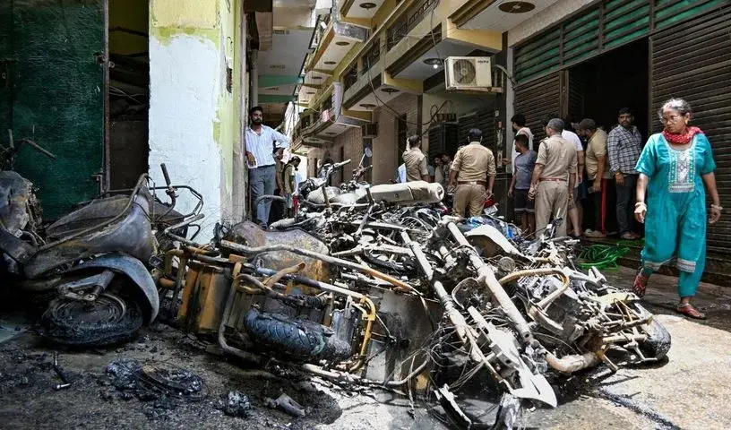 ചാർജ് ചെയ്യാനിട്ട ഇലക്ട്രിക് സ്കൂട്ടറിന് തീപിടിച്ച് രണ്ട് മരണം,നൂറിലേറെ പേരെ രക്ഷപ്പെടുത്തി