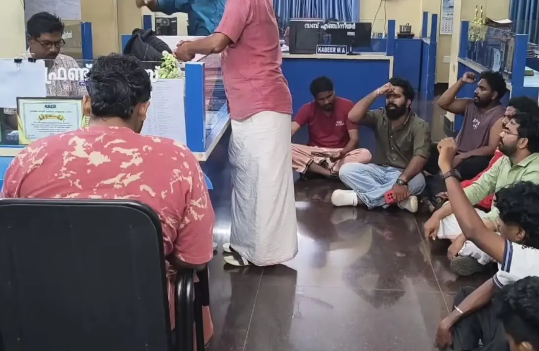 ആവേശം കെടുത്തി ! കെഎസ്ഇബി ഓഫീസ് ഉപരോധിച്ച് ഡിവൈഎഫ്ഐ