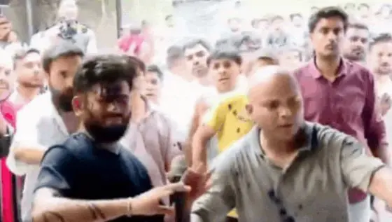 പ്രസംഗിക്കുന്നതിനിടയിൽ അഭിജീത് ദിപ്കെയുടെ മുഖത്ത് കരിമഷിഒഴിച്ച് യുവതി