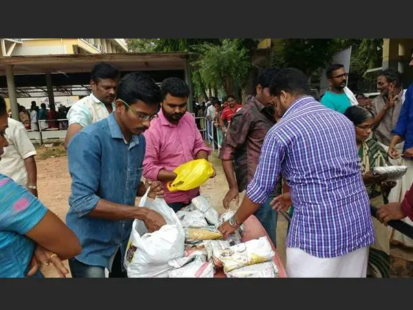 പൊതിച്ചോറ് വിതരണം  : നയം മാറ്റില്ലെന്ന് ആരോഗ്യമന്ത്രി , പ്രതിഷേധം അറിയിച്ച്‌ നേതാക്കൾ  