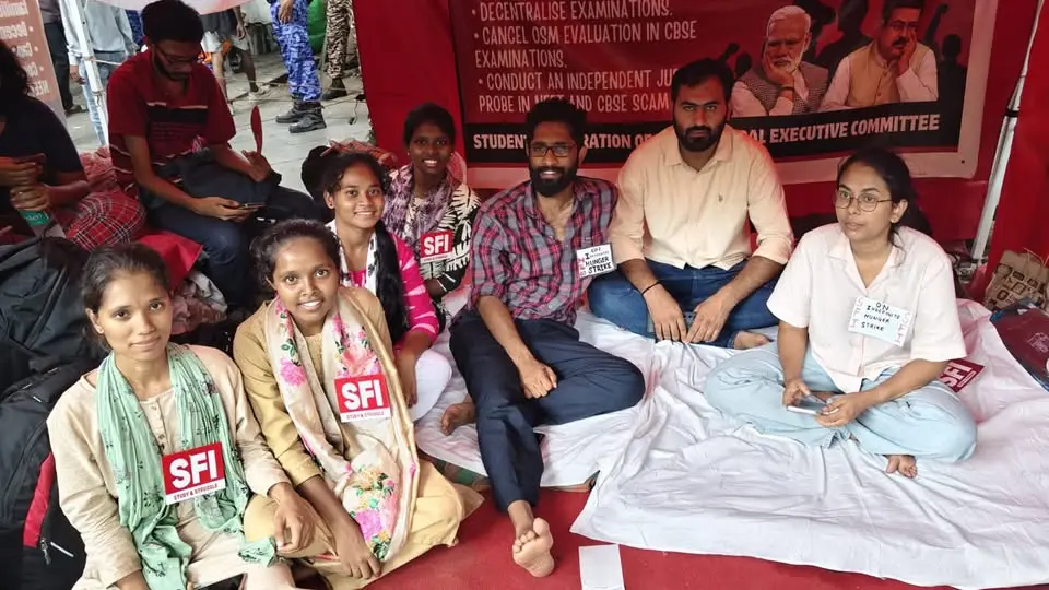 " സ്വേച്ഛാധിപത്യ ഭരണത്തിന്' വഴങ്ങാൻ വിസമ്മതിക്കുന്ന വിദ്യാർഥികളുടെയും യുവാക്കളുടെയും ദൃഢനിശ്ചയം രാജ്യമെമ്പാടും പ്രതിധ്വനിക്കുന്നു"