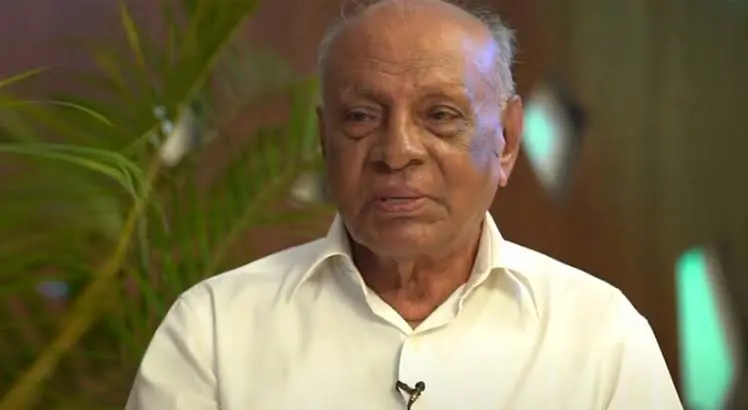 "തെരഞ്ഞെടുപ്പില്‍ ജനങ്ങളല്ല ,ഏത് തമ്പ്രാന്‍ അവരെ സ്വീകരിച്ചാലും പരനാറികളാണ് രണ്ടാളും" : പാലോളി മുഹമ്മദ് കുട്ടി