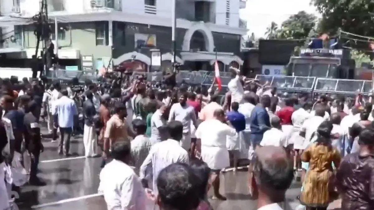 കെപിസിസി ആസ്ഥാനത്തേക്ക് ബിജെപി പ്രതിഷേധ മാർച്ച് നടത്തി: നേതാക്കൾക്ക് നേരെ പോലീസ് ജലപീരങ്കി പ്രയോഗിച്ചു