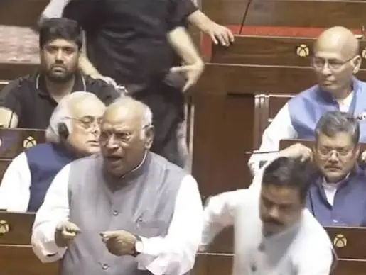 വിദ്യാഭ്യാസ മന്ത്രി രാജി വച്ചാല് മാത്രം ചര്ച്ചയെന്ന് പ്രതിപക്ഷം : രാജ്യസഭയിലും ബഹളം