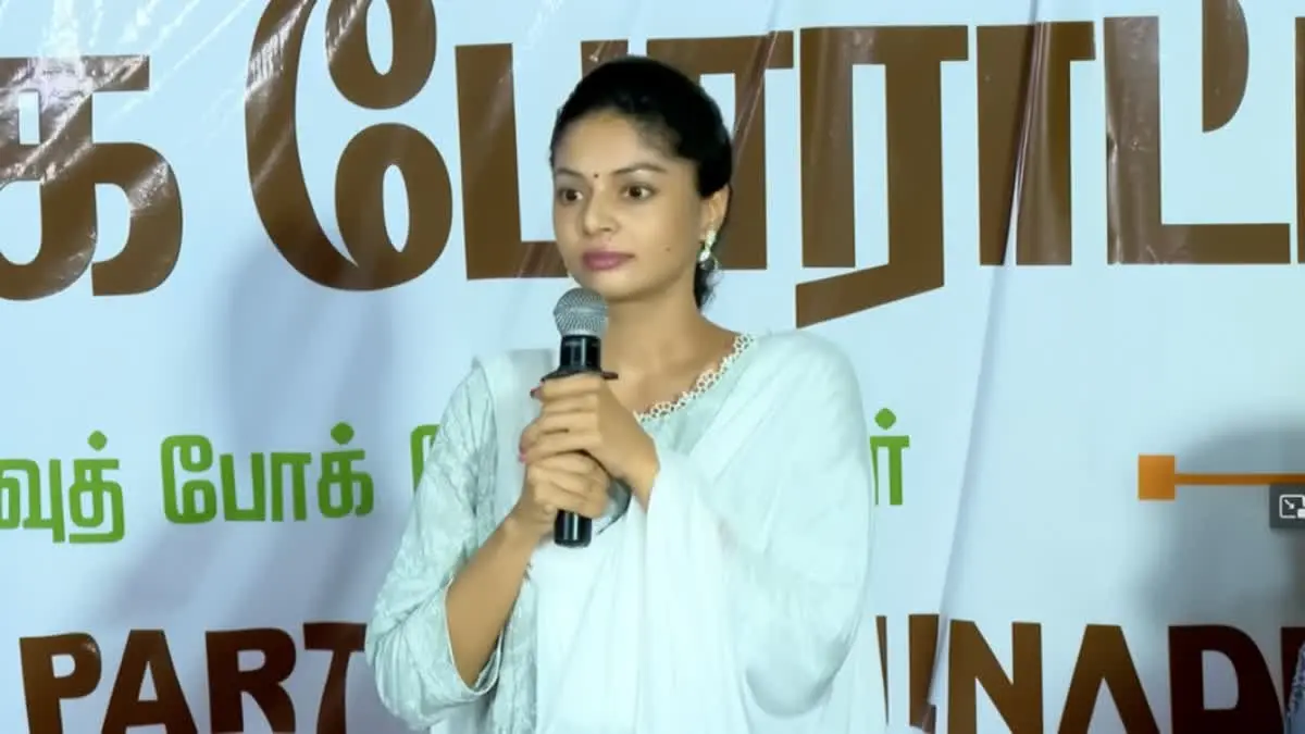 നീറ്റ് പ്രതിഷേധ വേദിയിൽ നിന്ന് നടി സനം ഷെട്ടിയുടെ മൈക്ക് പിടിച്ചുവാങ്ങി ഇറക്കിവിട്ടു