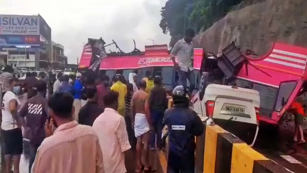കാറിന് മുകളിലേക്ക് ബസ് തലകീഴായി മറിഞ്ഞ് അപകടം; ഒരാള് മരിച്ചു