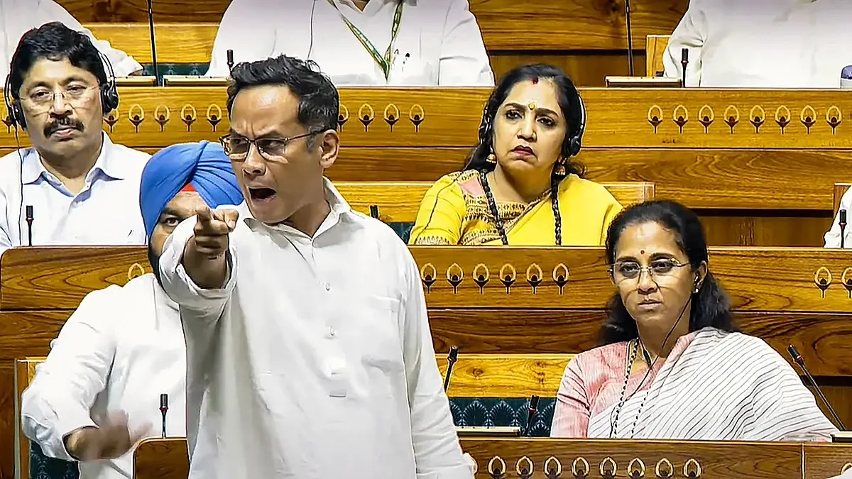 "വിദ്യാർഥി പ്രതിഷേധത്തിൽ  രാജിവെക്കേണ്ടി വന്ന മന്ത്രിയെ, പാകിസ്ഥാനെതിരായ യുദ്ധത്തിൽ പങ്കെടുത്ത് തിരിച്ചെത്തിയ വ്യക്തിയെപ്പോലെ  ബിജെപി സ്വീകരിച്ചു !"