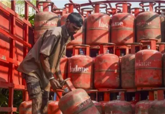 പ്രതിസന്ധി മുന്നിൽ കണ്ട് അവശ്യവസ്തു നിയമം (1955) കേന്ദ്ര സർക്കാർ പ്രാബല്യത്തിൽ കൊണ്ടുവന്നു