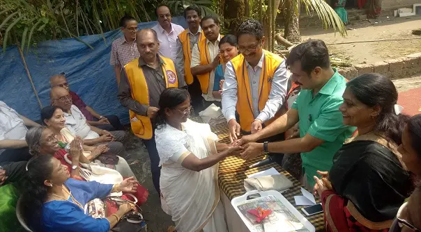 ലയണ്സ് ക്ലബിന്റെ സ്നേഹ വീടിന്റെ താക്കോൽദാന കർമ്മം അരൂർ എംഎൽഎ എ എം ആരിഫും ക്ലബ് ഗവര്ണര് ലയണ് വാമാനകുമാറും ചേര്ന്ന് നിർവഹിച്ചു