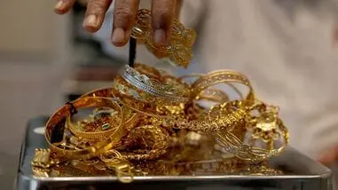 സ്വർണം വാങ്ങൽ കുറയ്ക്കണമെന്ന ആഹ്വാനം; പഴയ സ്വർണം വിറ്റ് പണമാക്കാൻ തിരക്ക്