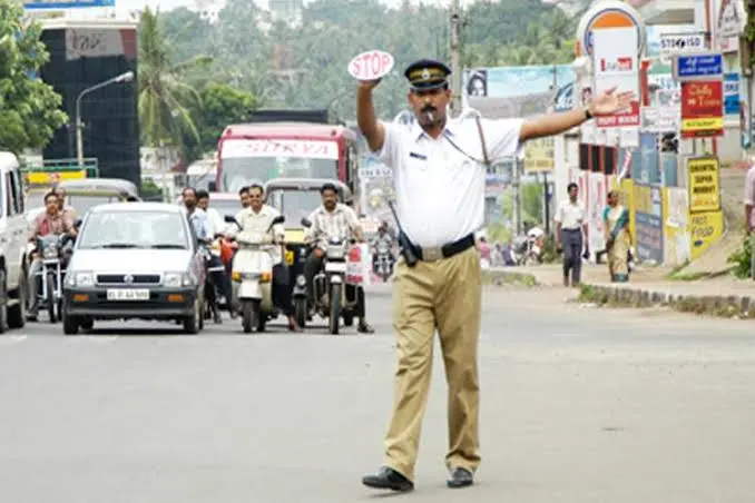 ഗതാഗത നിയമ ലംഘനങ്ങള്‍ക്ക് ജനങ്ങളില്‍ നിന്ന് പിഴയായി ഈ വര്‍ഷം 1000 കോടി രൂപ പിരിച്ചെടുക്കാന്‍ മോട്ടോര്‍ വാഹനവകുപ്പ് 