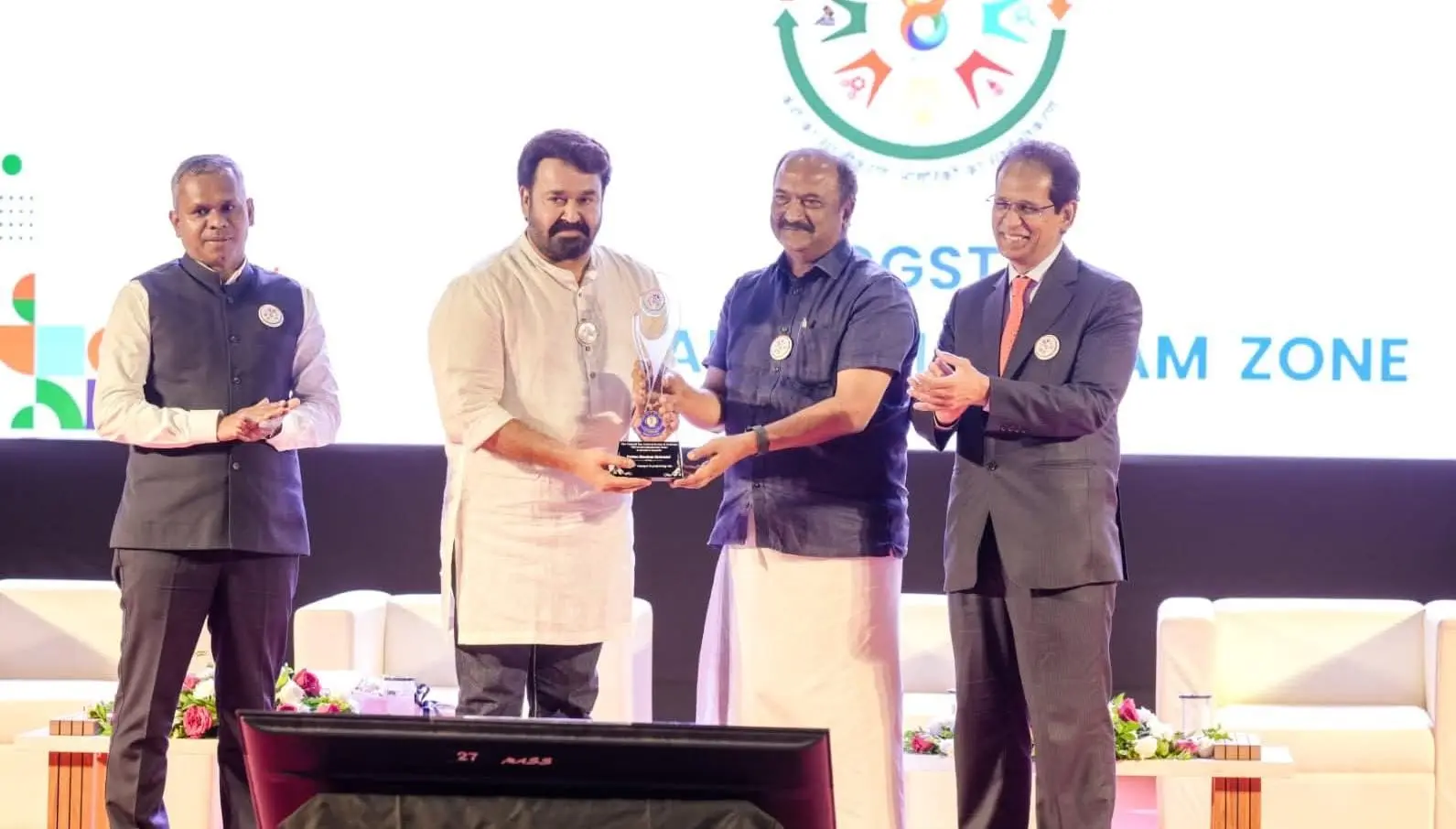 മോഹൻലാൽക്ക് ഏറ്റവും കൂടുതൽ ജി.എസ്.ടി അടച്ചതിനുള്ള ബഹുമതി — സംസ്ഥാന ധനമന്ത്രി കെ. എൻ. ബാലഗോപാലിൽ നിന്ന് പുരസ്‌കാരം ഏറ്റുവാങ്ങി