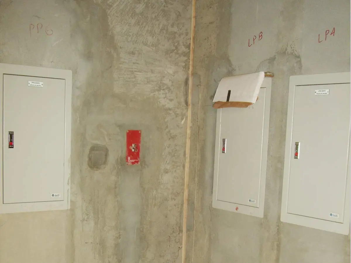 مفتاح فصل راكب بشكل غاطس بأحد جدران غرف الكهرباء  السعوديه