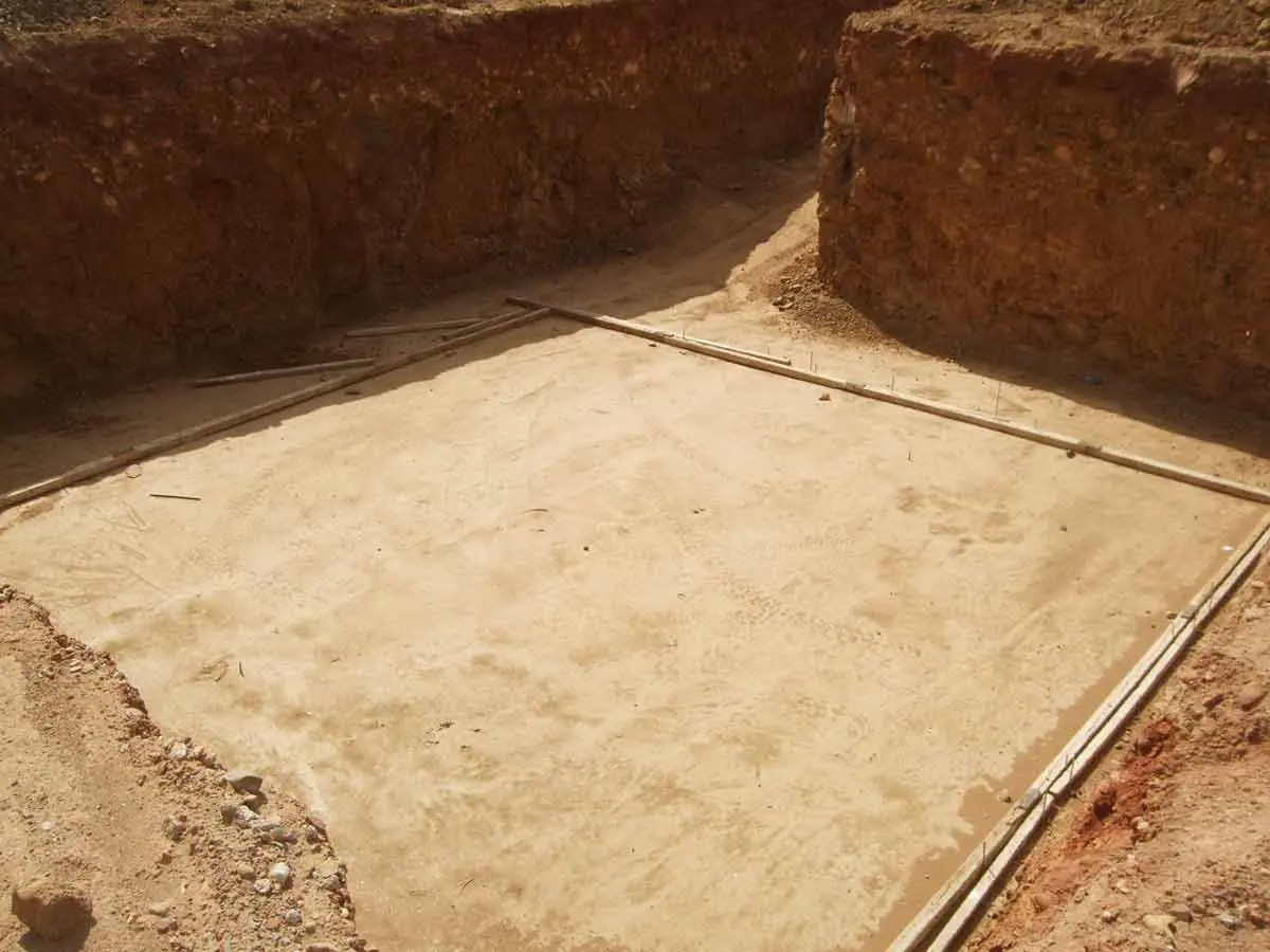أعمال الحفر لدفن الخزانات السعوديه