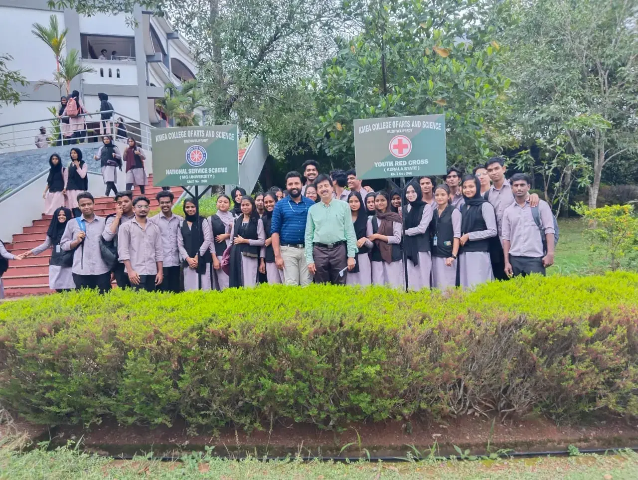 NSS VOLUNTEERS (Unit No No.268) with the Principal and the Programme Officer, on 15062023