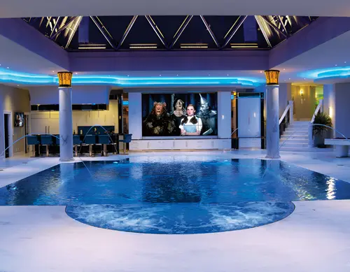 Modern Swimming Pools: Blending Luxury, Style & Wellness