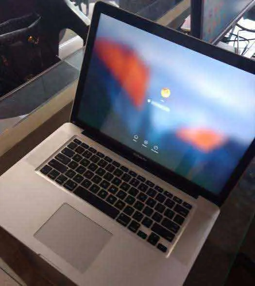 Macbook Pro core i7 4gb 500gb call 